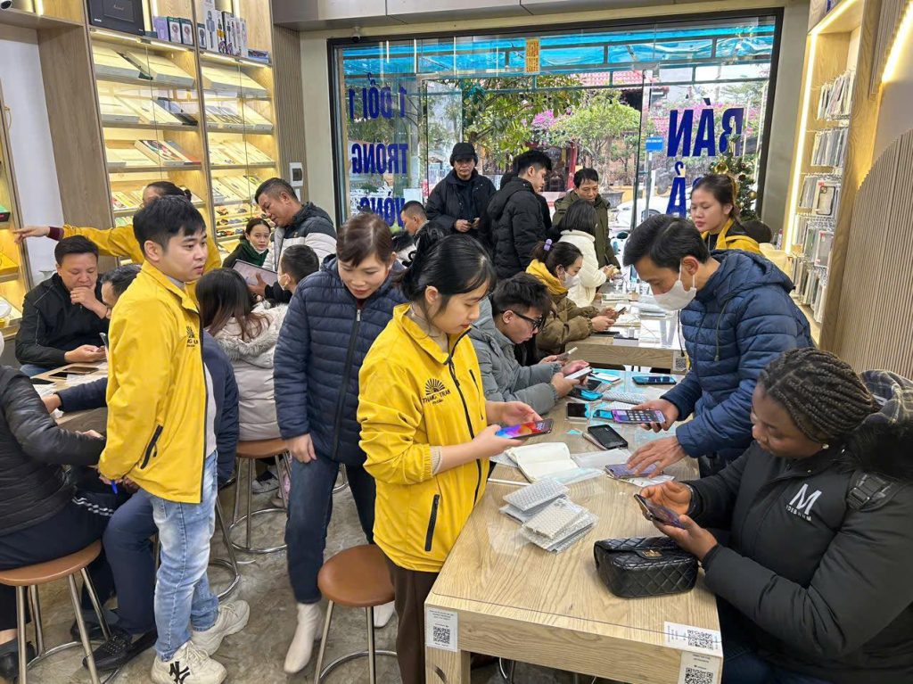 khách hàng tại Thắng Trần Mobile